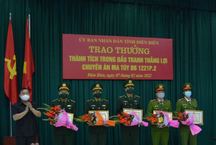 Ông Vừ A Bằng (ngoài cùng bên trái), trao Bằng khen của Chủ tịch UBND tỉnh cho các cá nhân có thành tích xuất sắc trong đấu tranh thực hiện chuyên án.