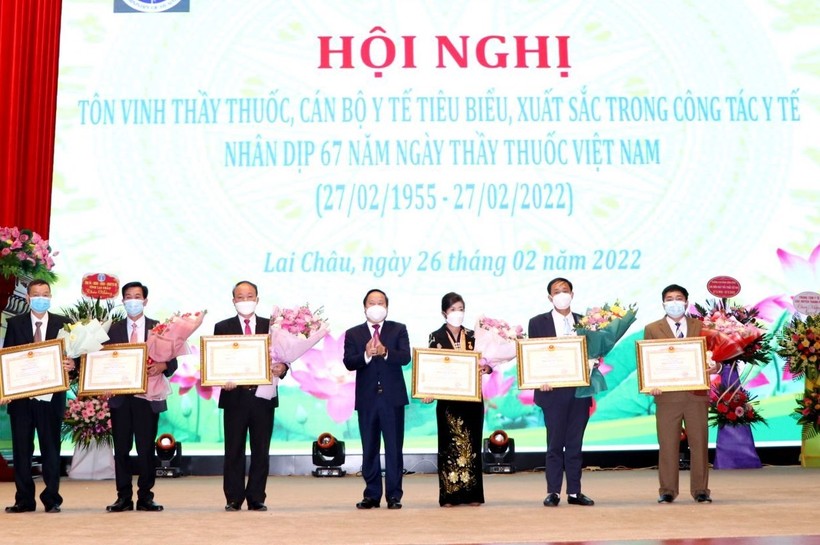 Ông Tống Thanh Hải (đứng giữa) trao danh hiệu “Thầy thuốc Ưu tú” cho các cá nhân.
