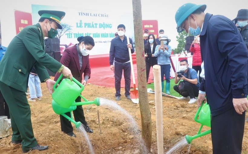 Lãnh đạo tỉnh Lai Châu trồng cây tại Lễ phát động.