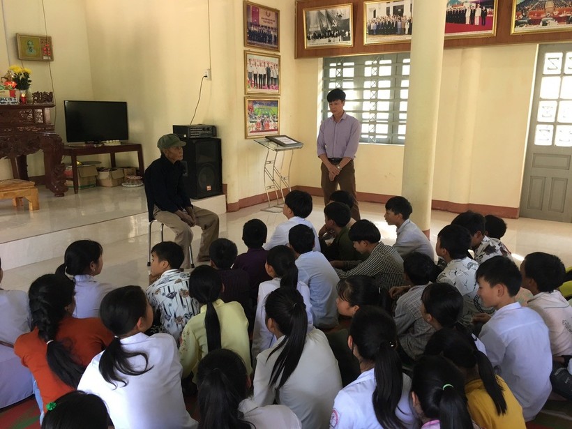 Học sinh trường THCS Mường Kim được tìm hiểu lịch sử qua lời kể của các già làng ở Bản Lướt.