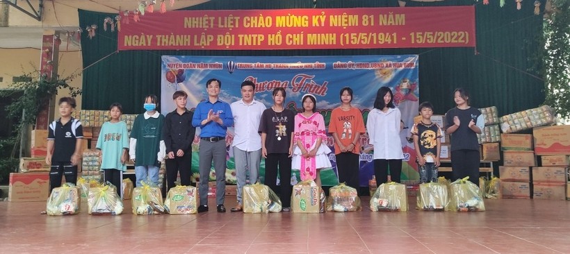 800 suất quà tặng cho học sinh trên địa bàn xã Hua Bum, huyện Nậm Nhùn, tỉnh Lai Châu