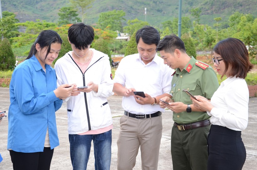 Cán bộ phòng An ninh mạng và phòng chống tội phạm sử dụng cộng nghệ cao Công an tỉnh Lai Châu hướng dẫn học sinh, sinh viên sử dụng mạng xã hội an toàn, hiệu quả.