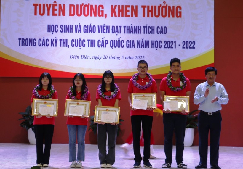 Ông Lê Thành Đô trao tặng Bằng khen của Bộ GD&ĐT, UBND tỉnh cho 5 học sinh đạt giải Ba các môn văn hoá cấp quốc gia năm học 2021 – 2022