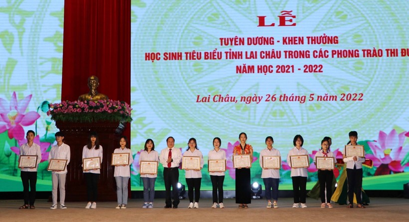 190 học sinh các cấp được UBND tỉnh Lai Châu tặng giấy khen.