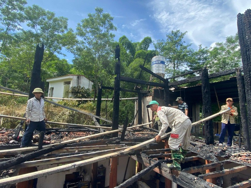 Ngôi nhà sàn 2 tầng ở xã Mường So, huyện Phong Thổ bị thiêu rụi.