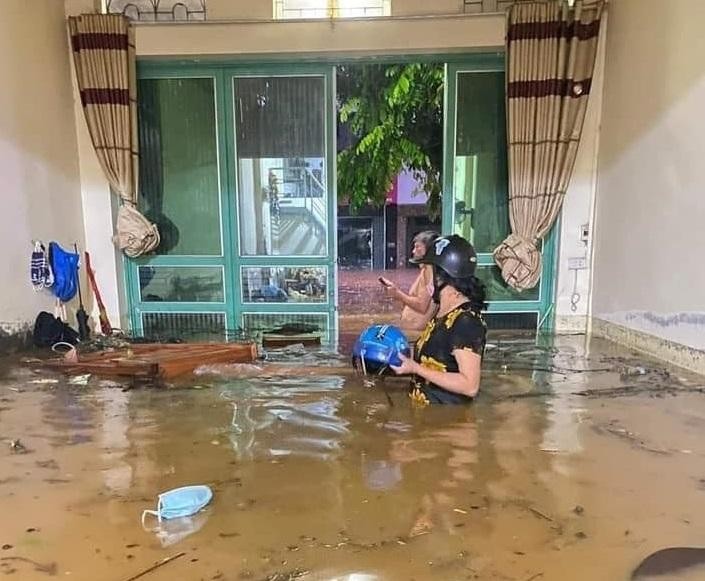 Mưa lớn ngập lụt nhiều nhà dân trên địa bàn TP Lào Cai. 