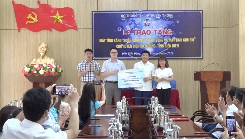 Đại diện Công ty cổ phần Viễn Thông Hà Nội trao biểu trưng 50 máy tính bảng cho huyện Điện Biên Đông.