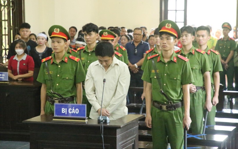 Bị cáo Phạm Viết Chung nhận mức án chung thân do phạm tội giết người. Ảnh: Vân Thảo.
