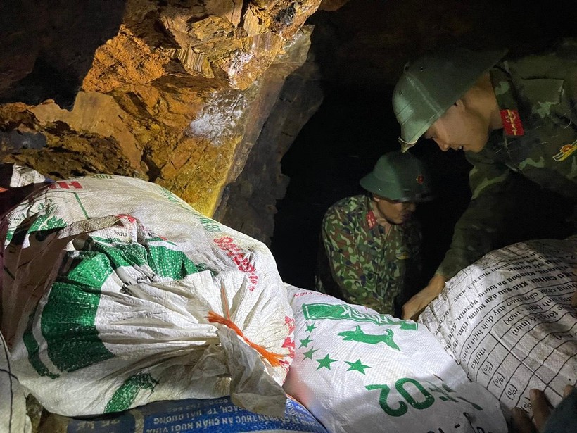 Lực lượng chức năng chuẩn bị đánh sập hầm khai thác vàng ở bản Nậm Suổng, xã Vàng San, huyện Mường Tè.