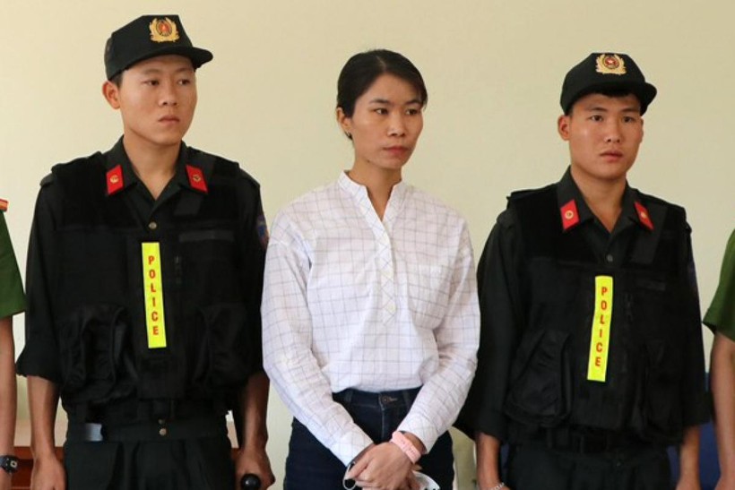 Bị cáo Nguyễn Thị Hồng Nhung bị bắt về tội vi phạm quy định về kế toán gây hậu quả nghiêm trọng.