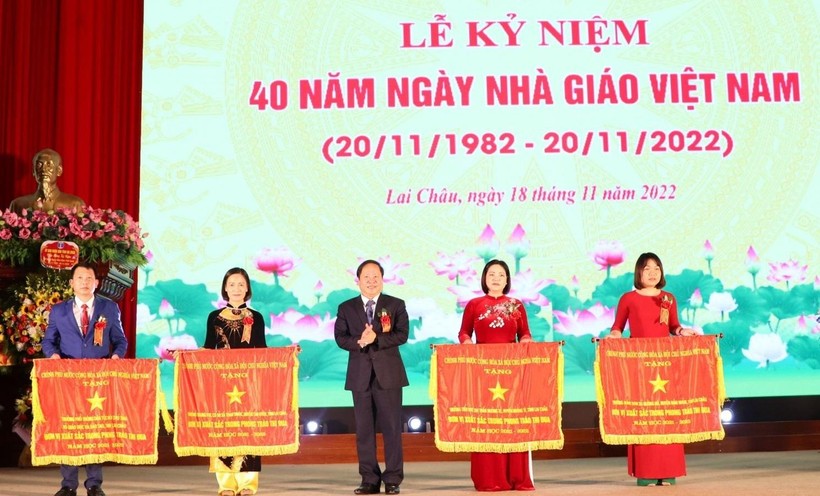Thừa ủy quyền của Thủ tướng Chính phủ, ông Tống Thanh Hải trao Cờ thi đua của Chính phủ cho 4 tập thể.