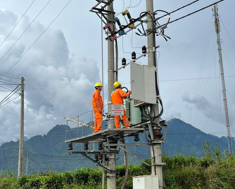 Điện lực Tân Uyên kiểm tra thông số vận hành các trạm biến áp để đảm bảo cấp điện dịp Tết.