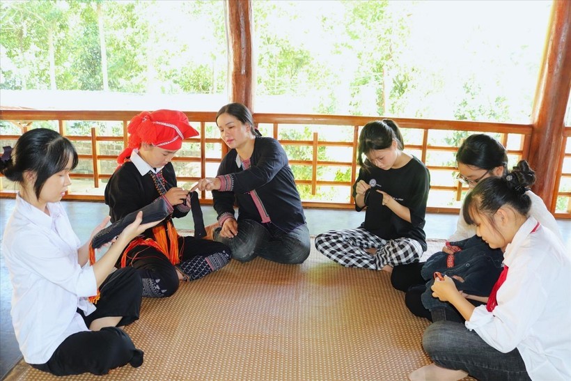 Học sinh trường THCS số 1 Phú Nhuận, huyện Bảo Thắng được tiếp cận với nghề thêu thổ cẩm truyền thống.