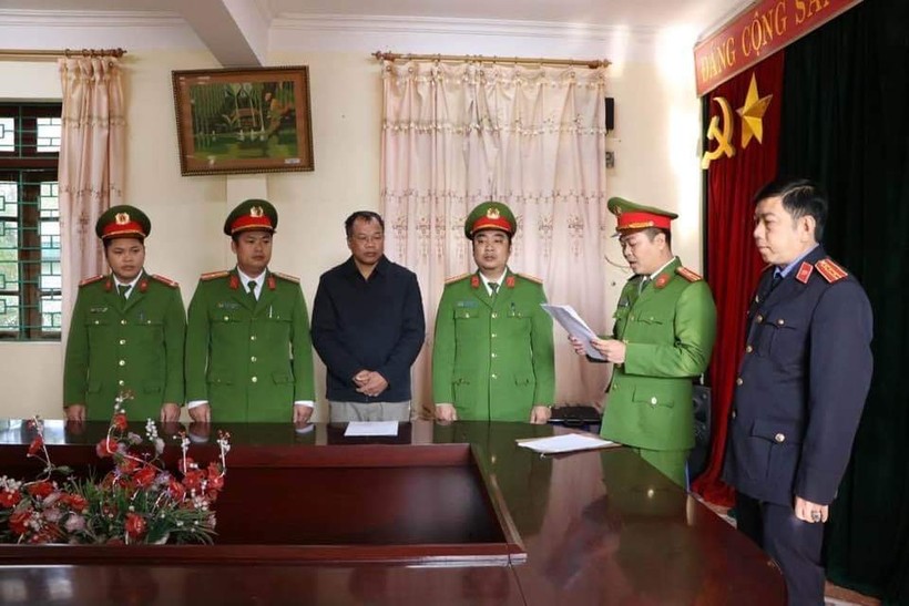 Lực lượng chức năng đọc lệnh tạm giam đối tượng Nguyễn Văn Vấn.