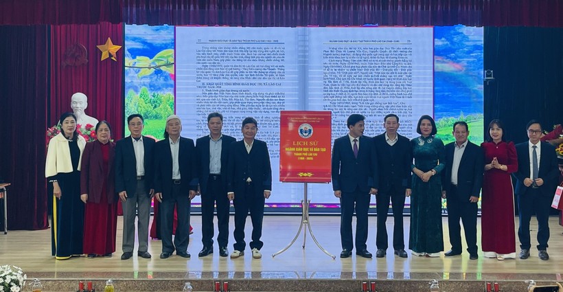 Cuốn Lịch sử ngành GD&ĐT thành phố Lào Cai chính thức ra mắt. 