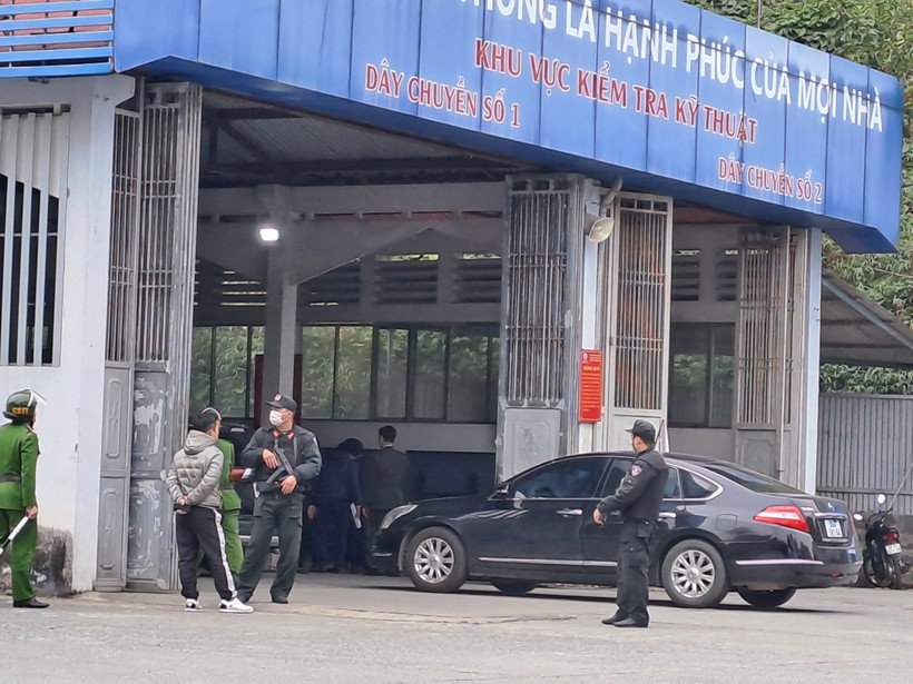 Lực lượng chức năng khám xét nơi làm việc của Phó Giám đốc Trung tâm Đăng kiểm xe cơ giới Lào Cai.