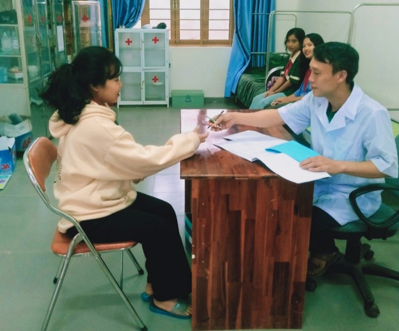 Anh Nguyễn Trọng Hiểu cấp phát thuốc cho học sinh trường phổ thông DTBT THCS Nậm Chà.