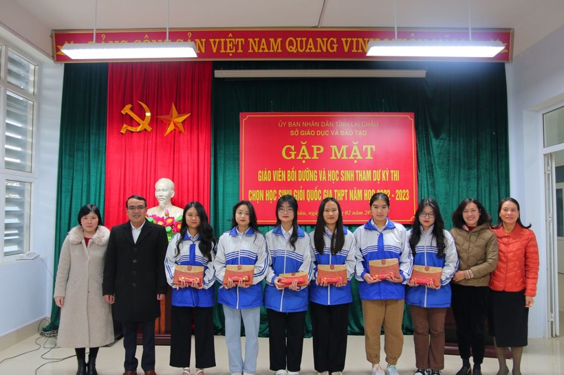Sở GD&ĐT Lai Châu tặng quà động viên học sinh đội tuyển môn Ngữ văn.