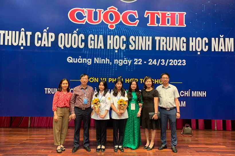 Lãnh đạo Sở GD&ĐT Lào Cai chụp ảnh lưu niệm cùng thầy cô và học sinh đạt giải Nhất.