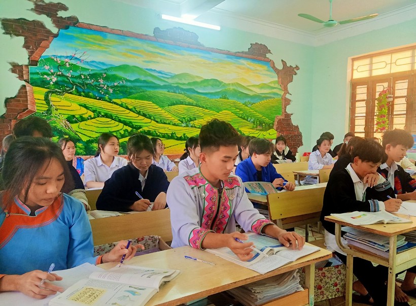 Tiết ôn tập của học sinh lớp 12 trường phổ thông DTNT huyện Phong Thổ.