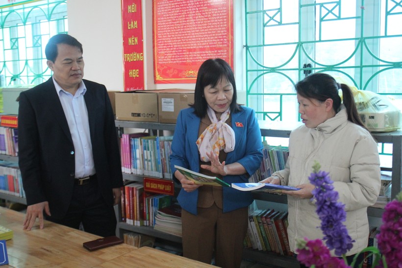 Đoàn giám sát làm việc tại Trường Phổ thông DTBT THCS Dào San.