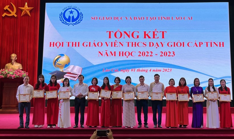 Lãnh đạo Sở GD&ĐT Lào Cai trao giải cho các giáo viên tại Hội thi.