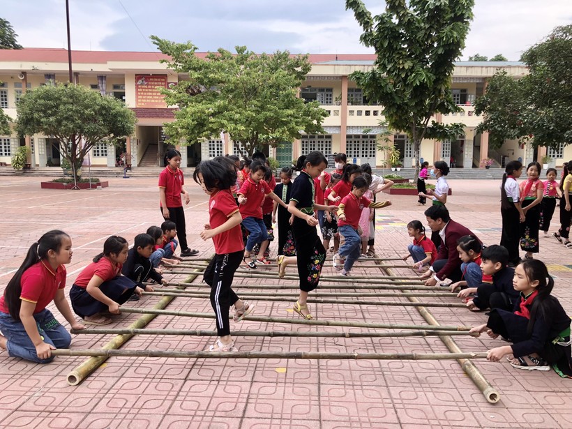 Học sinh trường Tiểu học thị trấn Than Uyên cùng nhau nhảy sạp.