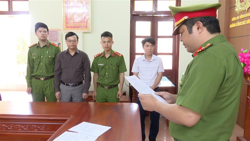 Cơ quan CSĐT Công an tỉnh Lai Châu thi hành lệnh tạm giam ông Nguyễn Thanh Trì (thứ hai từ trái qua).