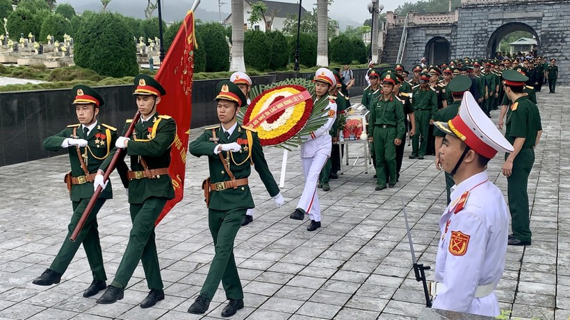 An táng hài cốt liệt sỹ quân tình nguyện Việt Nam hy sinh tại Lào ở Nghĩa trang Liệt sĩ Tông Khao.