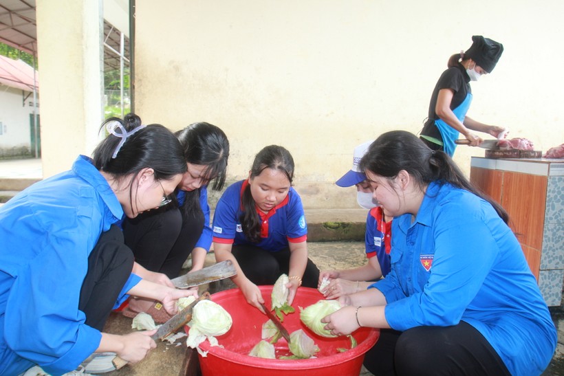 Đội tiếp sức mùa thi hỗ trợ nấu ăn tại trường PTDTNT huyện Mường Tè.