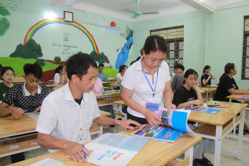 Kiểm tra vật dụng thí sinh mang vào phòng thi tại Điểm thi trường PTDTNT huyện Phong Thổ.