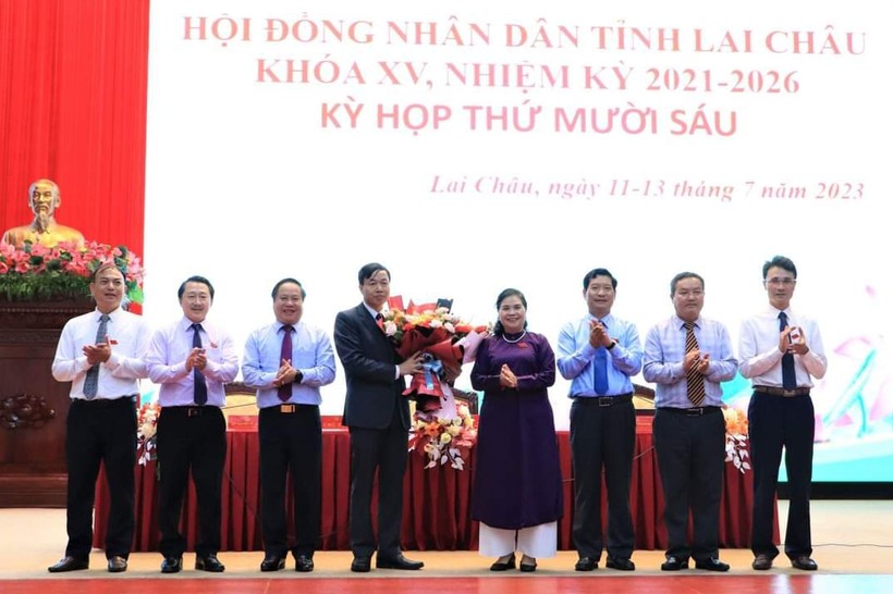 Các đại biểu tặng hoa chúc mừng tân Chủ tịch UBND tỉnh Lai Châu.