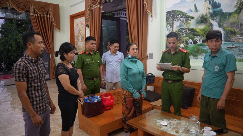 Đối tượng Dung bị Công an huyện Bảo Thắng bắt giữ sau 28 năm truy nã. 
