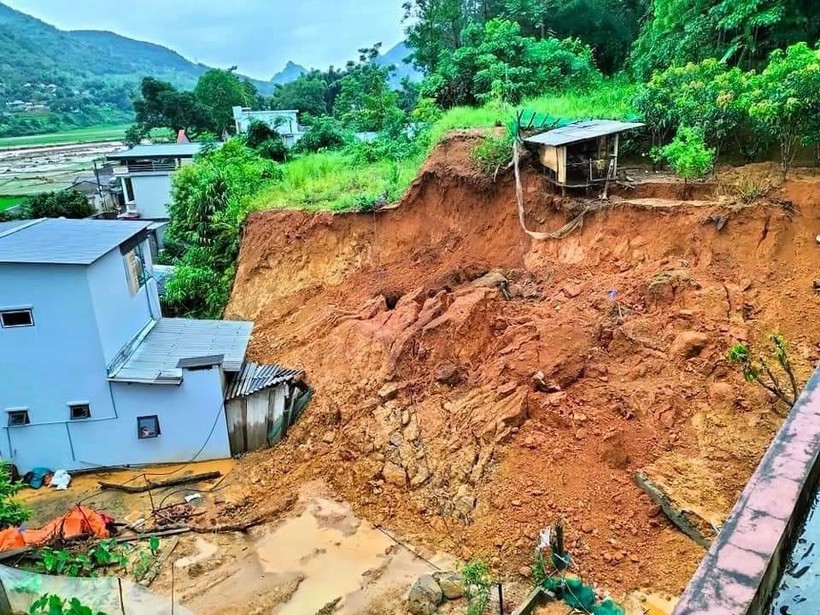 Mưa lớn gây sạt lở đất tại huyện Than Uyên.