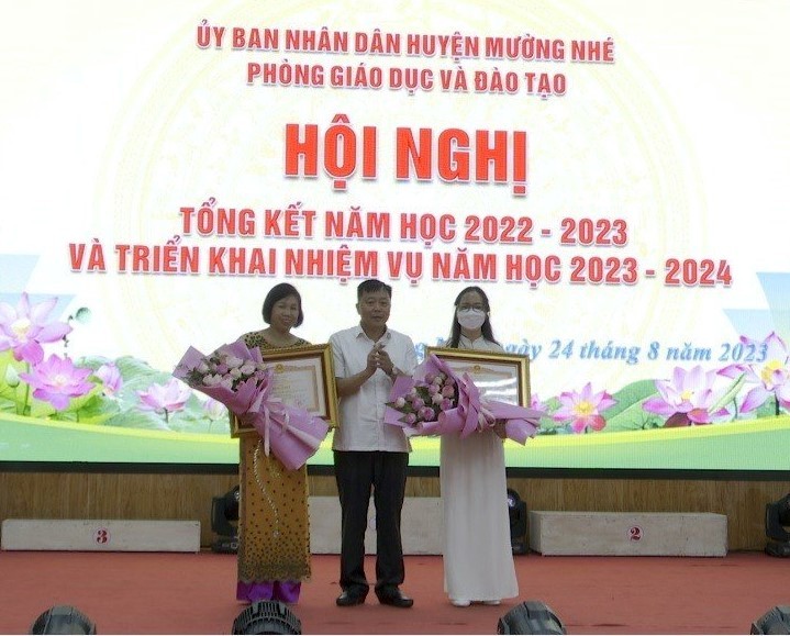 Trường PTDTBT Tiểu học Mường Toong và trường Mầm non Mường Toong được nhận Bằng khen của Thủ tướng Chính phủ.