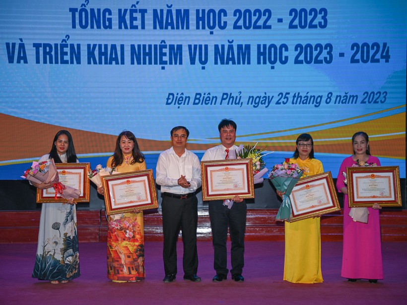 Thừa ủy quyền của Thủ tướng Chính phủ, ông Nguyễn Quang Hưng, Chủ tịch UBND TP. Điện Biên Phủ trao Bằng khen cho các tập thể, cá nhân.