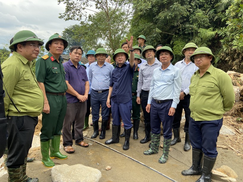 Phó Thủ tướng Trần Hồng Hà kiểm tra công tác khắc phục hậu quả mưa lũ tại xã Liên Minh, thị xã Sa Pa. (Ảnh: Tuấn Nguyễn)
