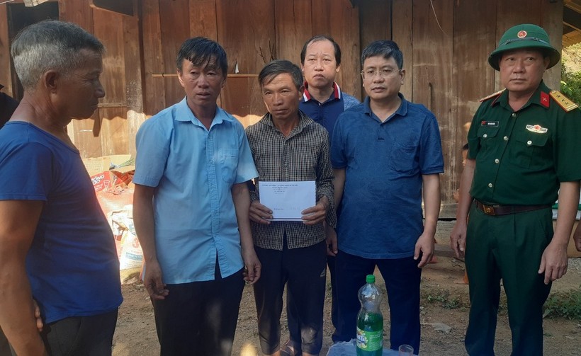 Huyện Mường Chà thăm hỏi, động viên gia đình 2 học sinh lớp 6 bị đuối nước tử vong.