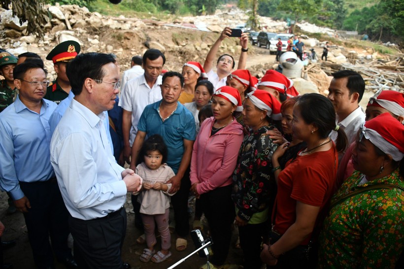Chủ tịch nước Võ Văn Thưởng thăm người dân vùng lũ ống ở xã Liên Minh.