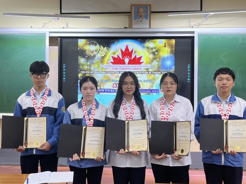 Những học sinh trường THPT Chuyên Lào Cai tham dự cuộc thi Sáng tạo Sáng chế Quốc tế.