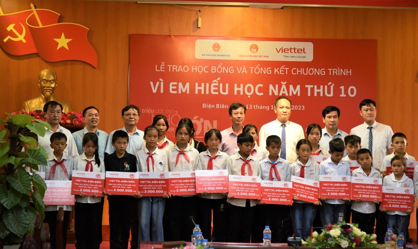 20 học sinh trên địa bàn huyện Điện Biên được trực tiếp trao học bổng "Vì em hiếu học".