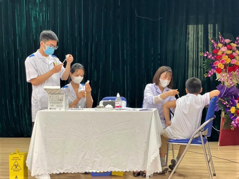 Sinh viên cao đẳng điều dưỡng K21 tham gia tiêm chủng cho học sinh trường Tiểu học Nguyễn Du.