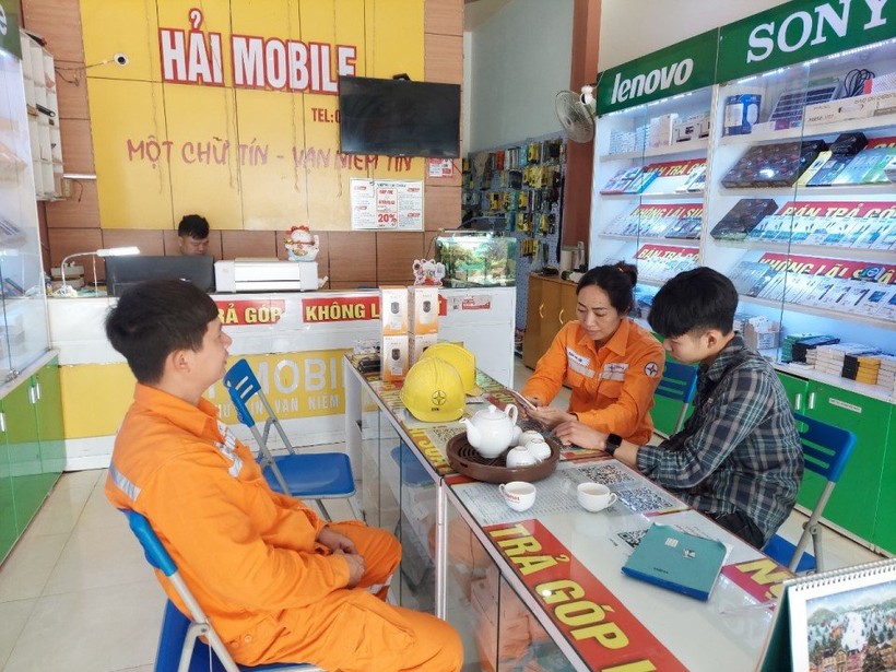 Cán bộ công nhân viên Điện lực Phong Thổ (PC Lai Châu) tuyên truyền, hướng dẫn khách hàng sử dụng các dịch vụ điện trực tuyến.
