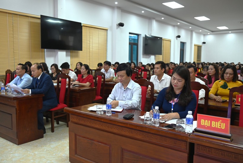 Các đại biểu tham dự Khai mạc Hội thi giáo viên dạy giỏi thành phố Điện biên Phủ.