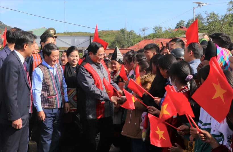 Thủ tướng Phạm Minh Chính cùng Đoàn công tác thăm hỏi học sinh trên địa bàn xã Sà Dề Phìn.