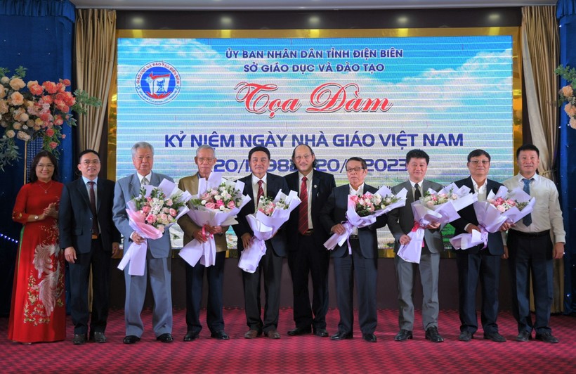 Lãnh đạo sở GD&ĐT tỉnh Điện Biên tặng hoa nguyên Giám đốc Sở GD&ĐT tỉnh qua các thời kỳ.