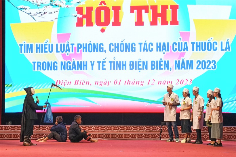 Màn chào hỏi của đội thi Trung tâm Y tế huyện Nậm Pồ.
