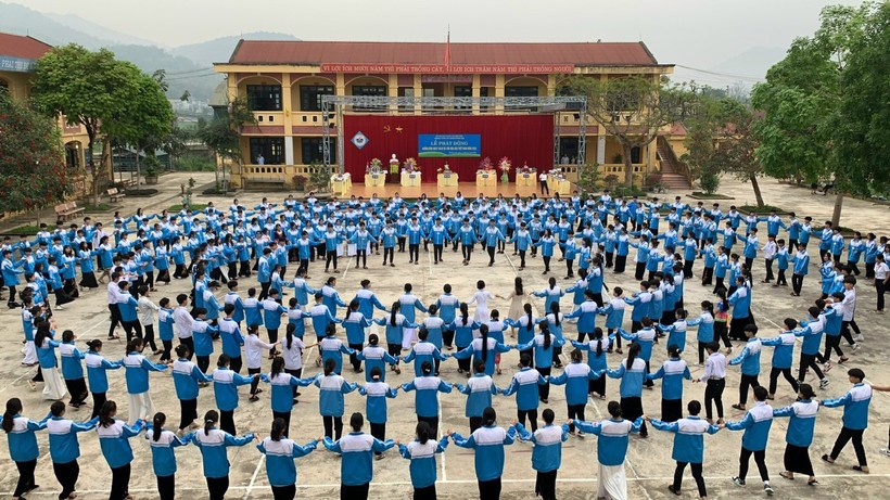Tiết mục múa xòe tại Trường PTDTNT THPT huyện Mường Ảng.