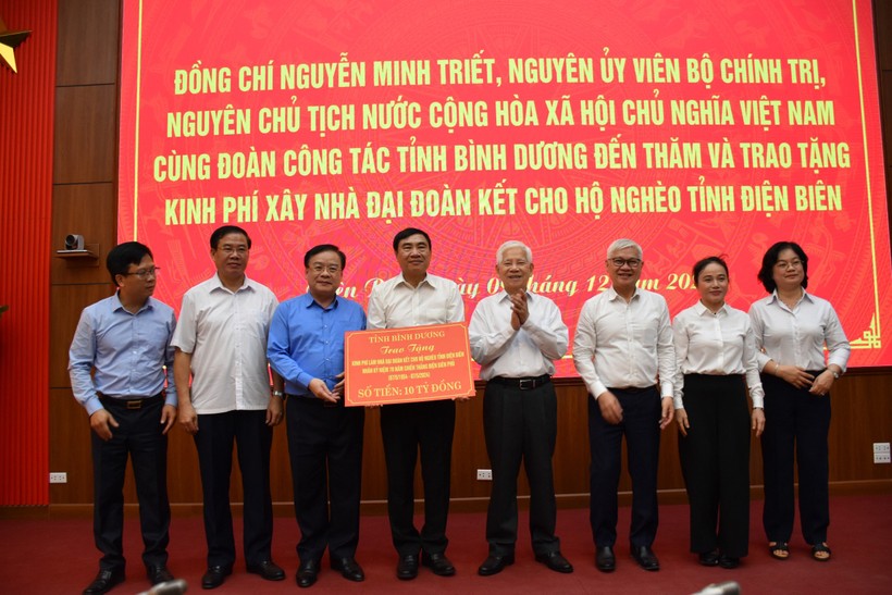 Nguyên Chủ tịch nước Nguyễn Minh Triết cùng lãnh đạo tỉnh Bình Dương trao kinh phí hỗ trợ xây dựng 200 căn nhà Đại đoàn kết cho hộ nghèo tỉnh Điện Biên. 
