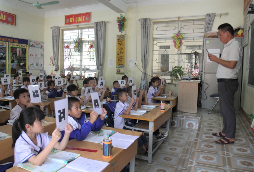 Thầy trò trường Tiểu học xã Chăn Nưa ứng dụng công nghệ thông tin trong dạy và học. 
